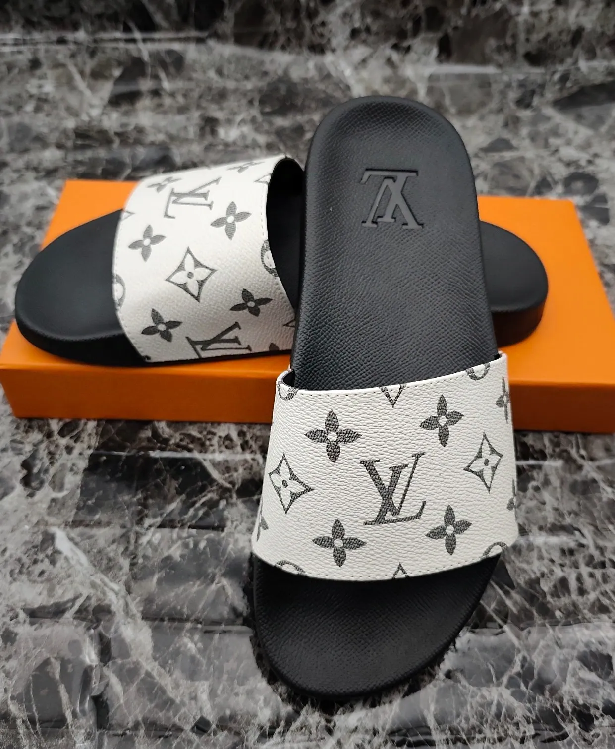 👟👟Ex-factory price 260👟👟 (available all year round), same style for men and women, size 35--48. Couple style🎗Louis Vuitton "LV" slippers, a much-anticipated one, so beautiful that it will melt your hearts❤! It is simply a masterpiece of extraordinary craftsmanship. It is a must-have for everyone. It is made by open mold. It feels Q-bounce and super soft on the feet. It is super delicate on the feet. It is an exclusive model. There are many layouts, so there is always one you like🎉🎉